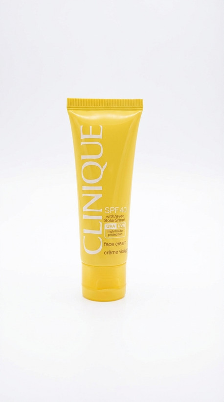 کرم ضدآفتاب کلینیک SPF 40 مناسب پوست صورت
